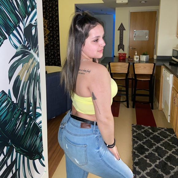 Meet Your Posher Kelsey ! - Picture 1 of 4